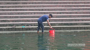 খাবারের দোকানে লেকের পানি