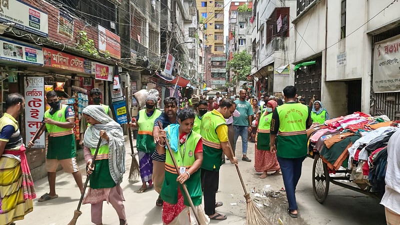 ডিএসসিসির ৭৫ ওয়ার্ডে ‘ক্লিনিং ডে’ পালন, ব্যতিক্রমী ‘বর্জ্য শোভাযাত্রা’