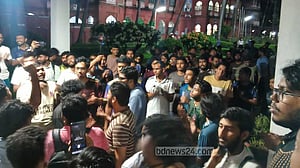 ঢাবিতে প্রাধ্যক্ষের বিরুদ্ধে পোস্ট দেওয়ায় শিক্ষার্থীকে নির্যাতনের অভিযোগ