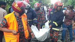 ট্রেনের ছাদে ভ্রমণের সময় গাছের ডালে ধাক্কা, পড়ে কিশোরের মৃত্যু