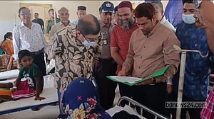 হাসপাতালে রোগীদের অভিযোগ শুনলেন স্বাস্থ্যমন্ত্রী, ফোনেই দিলেন বদলির নির্দেশ