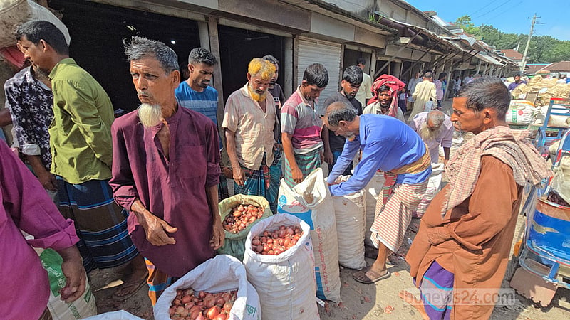 ফরিদপুরে পেঁয়াজের আবাদ লক্ষ্যমাত্রার চেয়ে বেশি, দামে অসন্তুষ্ট কৃষক