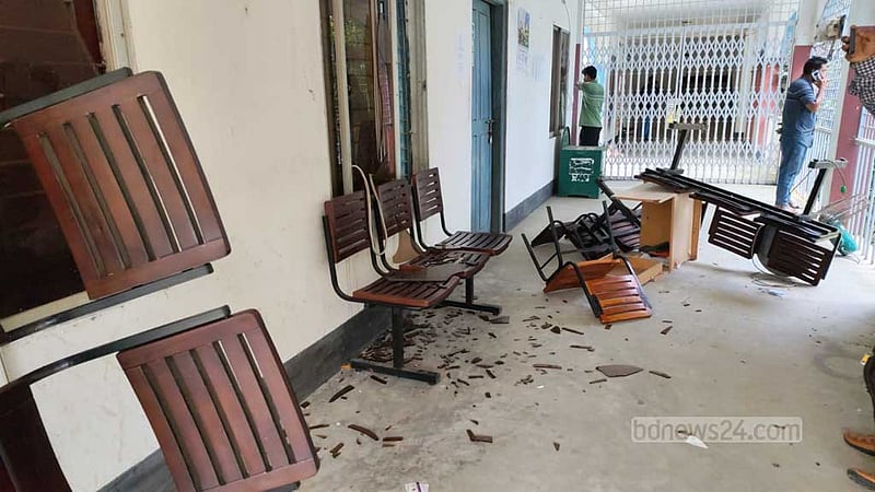 ‘ফ্যামিলি কার্ড’: নিয়োগের ফল বাতিলে ইউএনওর কার্যালয় ভাঙচুর