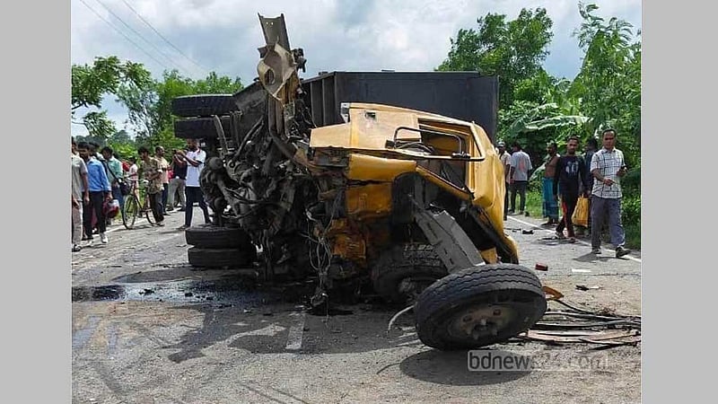 গোপালগঞ্জে ডাম্প ট্রাক ও বাসের সংঘর্ষে নিহত ৩