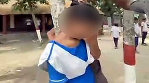গোপালগঞ্জে গাছে বেঁধে নির্যাতনের অভিযোগ, বিষপানের পর হাসপাতালে স্কুলছাত্রী