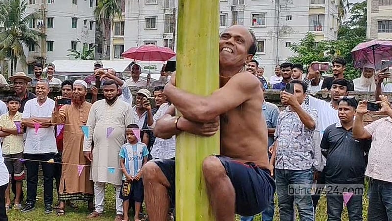 গোপালগঞ্জে সরিষার তেল মাখানো কলাগাছে ওঠার প্রতিযোগিতা