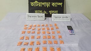পেটের ভেতরে ২ হাজার ৩০০ ইয়াবা, র‍্যাবের হাতে ‘মাদক কারবারি’