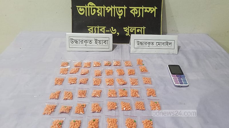 পেটের ভেতরে ২ হাজার ৩০০ ইয়াবা, র‍্যাবের হাতে ‘মাদক কারবারি’
