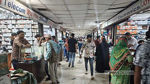 গুলিস্তান পাতালপথ দোকানিদের দখলে, ‘অসহায়’ পথচারীরা