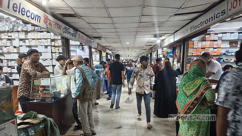 গুলিস্তান পাতালপথ দোকানিদের দখলে, ‘অসহায়’ পথচারীরা