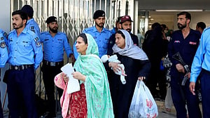 আগুনে নবজাতকদের মৃত্যু: তালাবদ্ধ ছিল পাকিস্তানের সেই হাসপাতালের দরজা