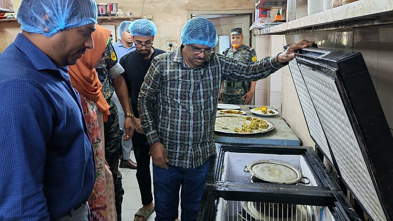 নোংরা পরিবেশে রান্না, হোটেল আশরাফীর লাখ টাকা জরিমানা