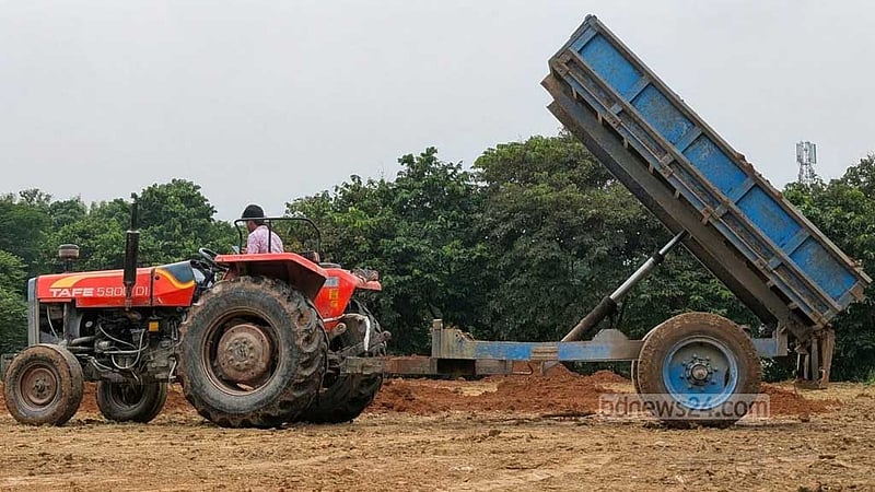 প্রশাসনের স্থগিতাদেশের পরও জাবিতে ভিপি-জিএসের নির্দেশে চলছে মাঠ সংস্কার