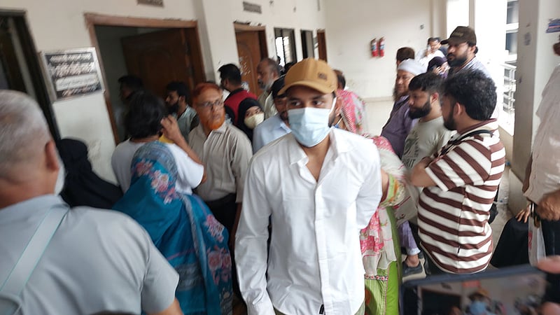 ইকরার মৃত্যু: মাকে নিয়ে হাজিরা দিয়ে আলভী বললেন, 'আল্লাহ উত্তম পরিকল্পনাকারী'