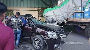 জামালপুরে ট্রাকে প্রাইভেটকারের ধাক্কা, নিহত সহকারী জজ