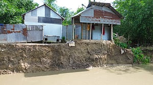 জামালপুরে আলাই নদীর ভাঙনে ঘরবাড়ি-রাস্তা বিলীন, নির্ঘুম নদীপাড়ের মানুষ