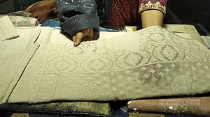জামদানি শাড়ির যত্নে বাড়তি মনোযোগ