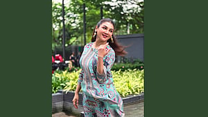 কোদাল হাতে জয়া ও ভক্তকূলের মুগ্ধতা