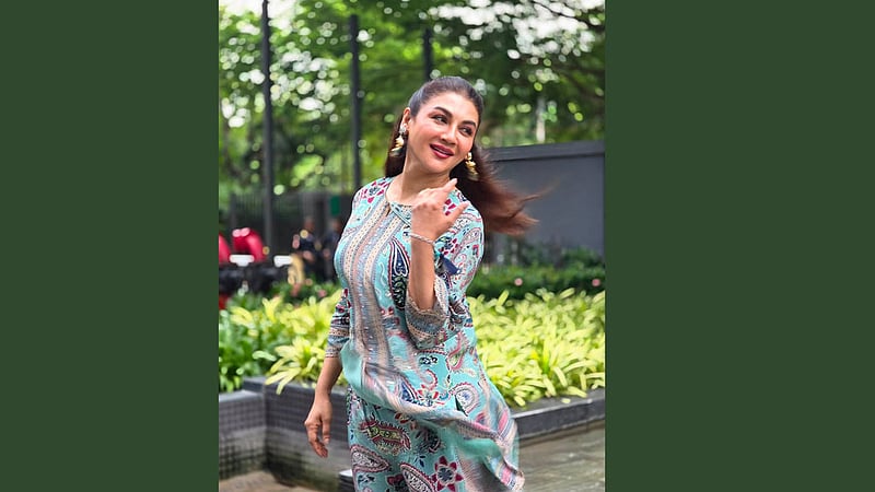 কোদাল হাতে জয়া ও ভক্তকূলের মুগ্ধতা