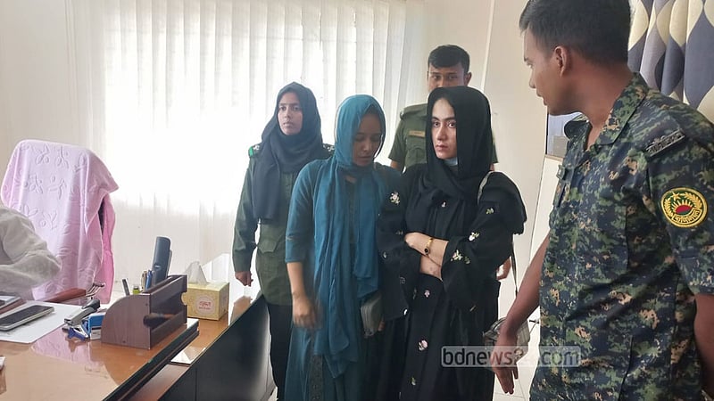 অন্যের নামে আঙুলের ছাপ দিয়ে পাসপোর্ট করতে গিয়ে আটক ২ নারী