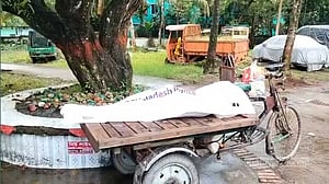 বাড়ির সামনে রাস্তায় পড়ে ছিল যুবকের মরদেহ
