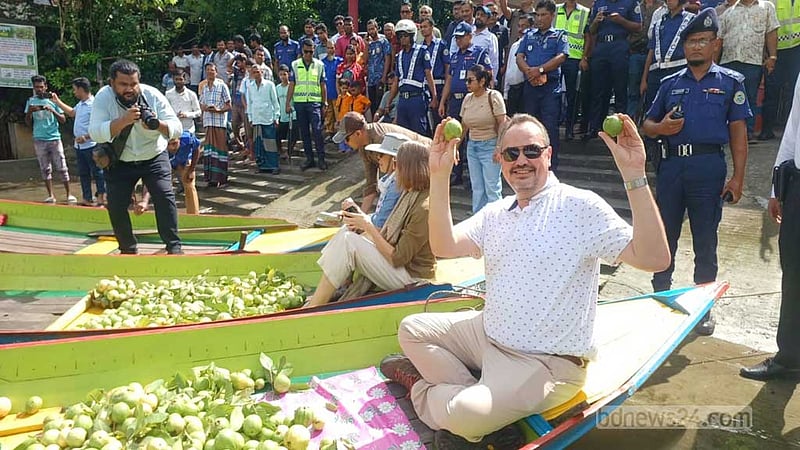 ভাসমান পেয়ারাবাজারে সস্ত্রীক মার্কিন রাষ্ট্রদূত, দেখলেন রপ্তানির সম্ভাবনা