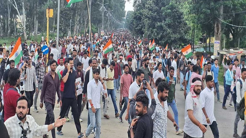 ভারতে চাকরির পরীক্ষায় অনিয়মের অভিযোগে তরুণদের বিধানসভা অভিমুখে পদযাত্রা