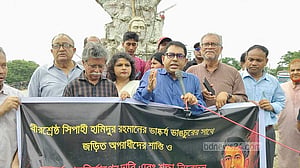 বীরশ্রেষ্ঠ হামিদুর রহমানের ভাঙচুর হওয়া ভাস্কর্যে শ্রদ্ধা, পুনঃস্থাপনের দাবি