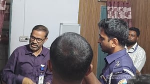 সরকারি হাসপাতালে রোগী রেখে ডায়াগনস্টিকে চিকিৎসক, স্থানীয়দের ঘেরাও