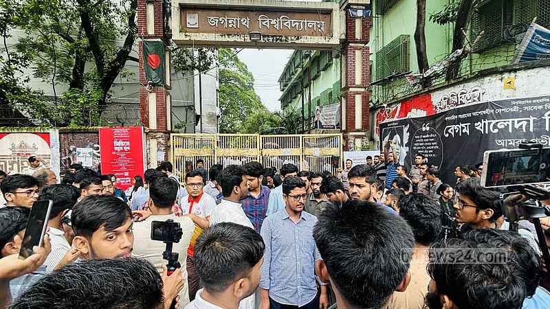 প্রশাসনের নিরাপত্তায় ক্যাম্পাস ছাড়লেন জকসু নেতারা, দিলেন ৯ দফা দাবি