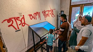 জুলাই স্মৃতি জাদুঘরে দর্শনার্থীর ভিড়