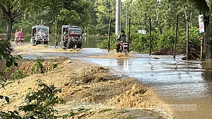খাগড়াছড়িতে ৩ ঘণ্টায় ১০৩ মিলিমিটার বৃষ্টি, সড়কে ধস