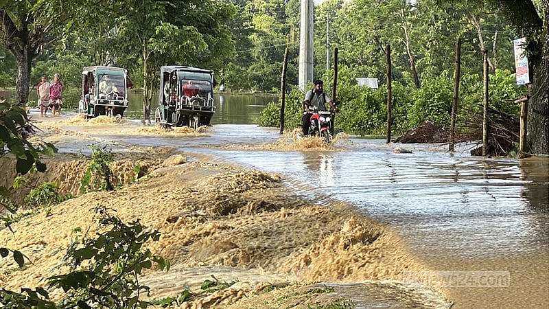 খাগড়াছড়িতে ৩ ঘণ্টায় ১০৩ মিলিমিটার বৃষ্টি, সড়কে ধস