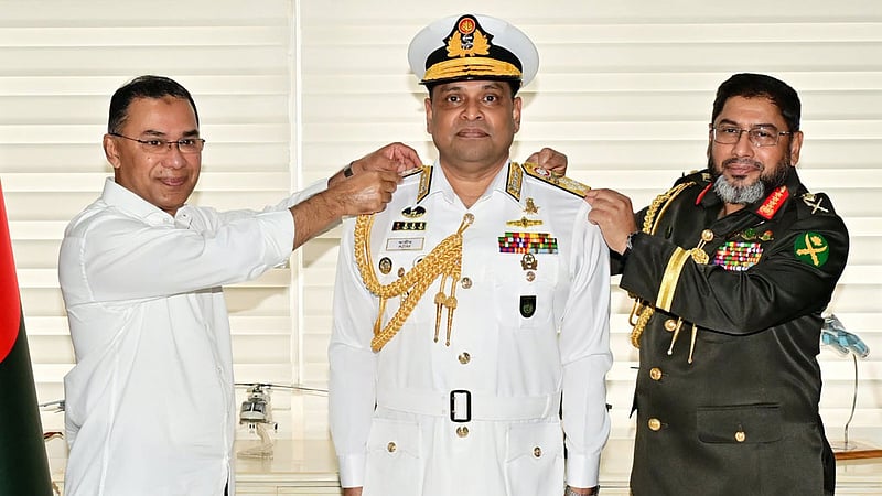অ্যাডমিরাল র‌্যাঙ্ক ব্যাজ পেলেন নৌবাহিনী প্রধান