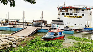 চিলমারী-রৌমারী নৌপথে ১৬দিন ধরে ফেরি বন্ধ