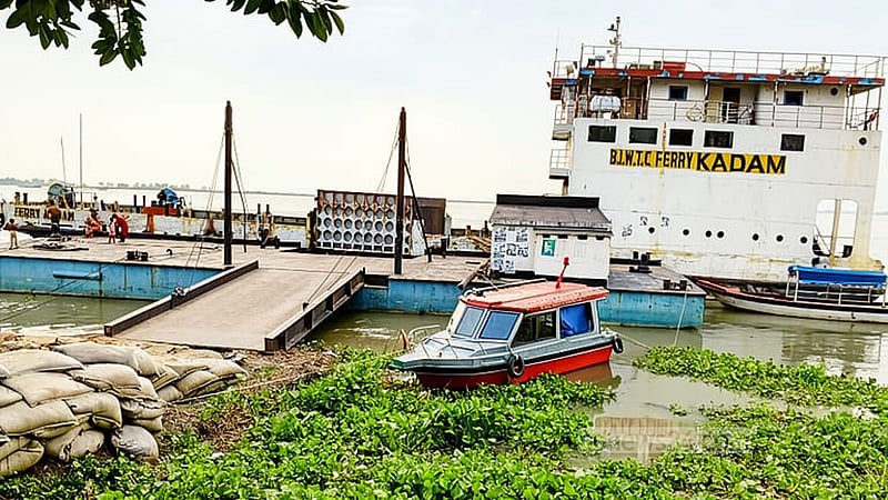 চিলমারী-রৌমারী নৌপথে ১৬দিন ধরে ফেরি বন্ধ