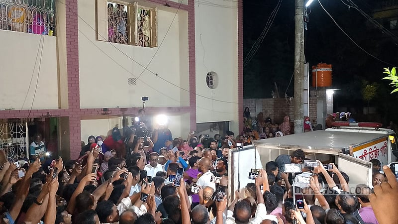কলকাতায় আগুনে মৃত্যু: সাংবাদিক দেবাশীষসহ ৪ লাশ এল কুষ্টিয়ায়, স্বজনদের আহাজারি