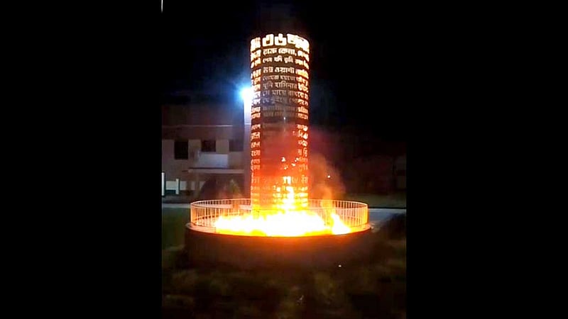 কুষ্টিয়ায় ‘জুলাই স্মৃতিস্তম্ভে’ অগ্নিসংযোগ, ছড়িয়েছে ভিডিও