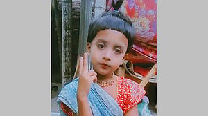 পদ্মার ভাঙন দেখতে গিয়ে পাড় ভেঙে নদীতে নিখোঁজ শিশু
