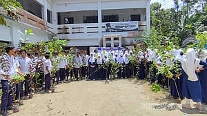 লক্ষ্মীপুর পৌর শহীদ স্মৃতি একাডেমিতে ১ হাজার গাছের চারা বিতরণ