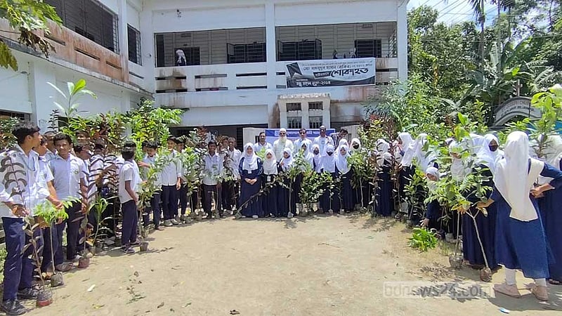 লক্ষ্মীপুর পৌর শহীদ স্মৃতি একাডেমিতে ১ হাজার গাছের চারা বিতরণ