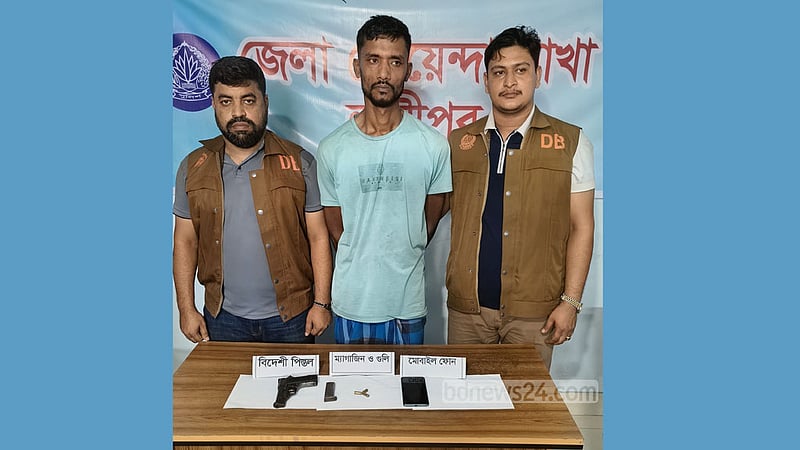 লক্ষ্মীপুরে আটকের পর ঘর থেকে পিস্তল-গুলি-ম্যাগাজিন বের করে দেন যুবক