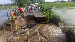 লালমনিরহাটে তিস্তার পানিতে ভাঙল সড়ক, বিচ্ছিন্ন দহগ্রাম