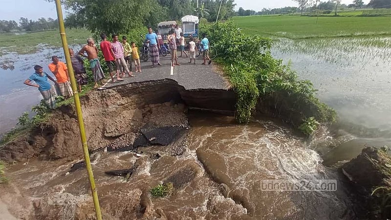 লালমনিরহাটে তিস্তার পানিতে ভাঙল সড়ক, বিচ্ছিন্ন দহগ্রাম