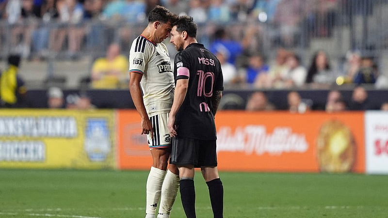 বাংলাদেশি বংশোদ্ভূত ফুটবলারের গায়ে হাত তুলে মেসির জরিমানা