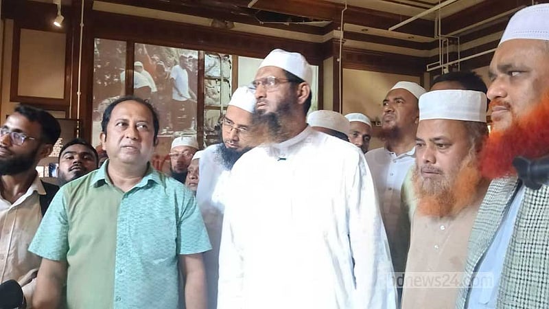 জুলাই জাদুঘরে শাপলা চত্বরে নিহতদের মুখাবয়ব না রাখার ‘পরামর্শ’ মামুনুল হকের