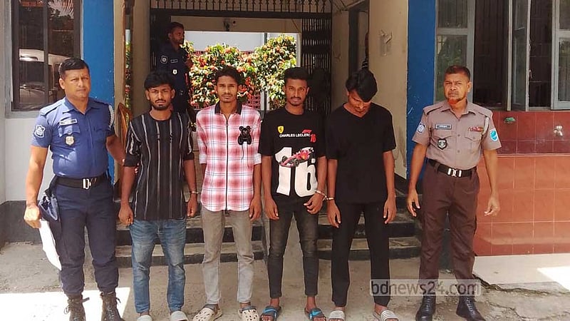 পদ্মাপাড়ে পর্যটকের ওপর হামলা চালিয়ে মোবাইল-টাকা ‘লুট, আটক ৪