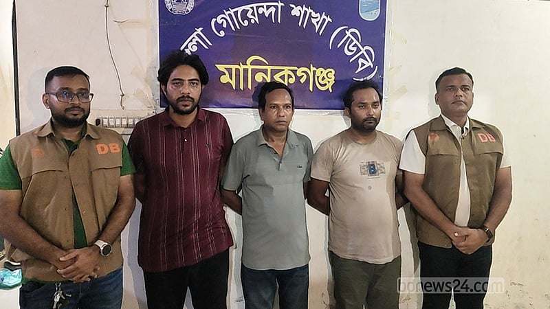 মানিকগঞ্জ মেডিকেল কলেজের অ্যাম্বুলেন্সে ইয়াবা পাচার, চালকসহ গ্রেপ্তার ৩