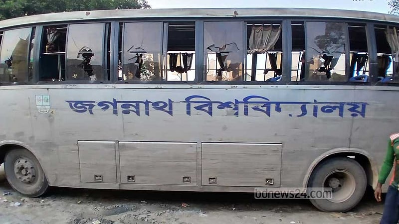 মানিকগঞ্জে জগন্নাথ বিশ্ববিদ্যালয়ের বাসে হামলা-ভাঙচুর, আহত ৮