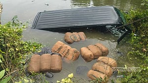 ব্রাহ্মণবাড়িয়ায় পুলিশের ধাওয়ায় মাইক্রোবাস পুকুরে, ভেসে উঠল ৯ বস্তা গাঁজা